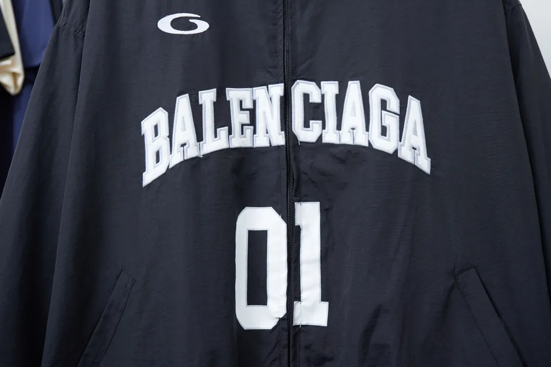 𝘽𝘼𝙇*𝙉𝘾𝙄𝘼𝙂𝘼 BLCG 77 Half Ring 01 Embroidered Basketball Jacket Light luxury essential item for daily commuting for men and women Correct version Welcome to compare Detailed features · Customized matt Taslan jacket fabric · The entire fabric is pre-treated with a waterproof coating · The interior is made of three-level polyester bird's eye mesh · OS ultra-loose silhouette design · Side zipper pockets Small stand-up collar design · Internal zipper pocket design · Elastic waistband design at the hem · Customized molded hardware zipper Jacket double puller design · Laser engraving patch burning process · Imported environmentally friendly glue thermosetting ink printing process · Original main mark washed tag brand packaging Color: Black/White/Blue Size: 46/48/50/52